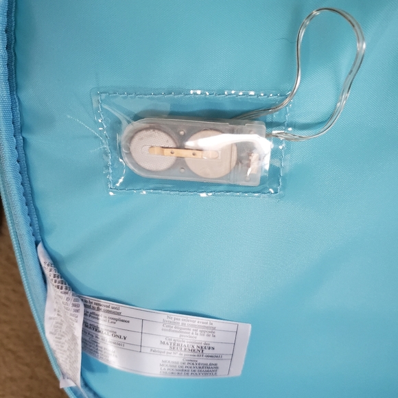 NWT Disney Frozen Light-up Pull Suitcase - Picture 5 of 8